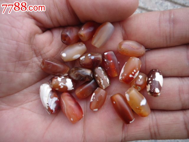 清代钙化白皮玛瑙珠子一把