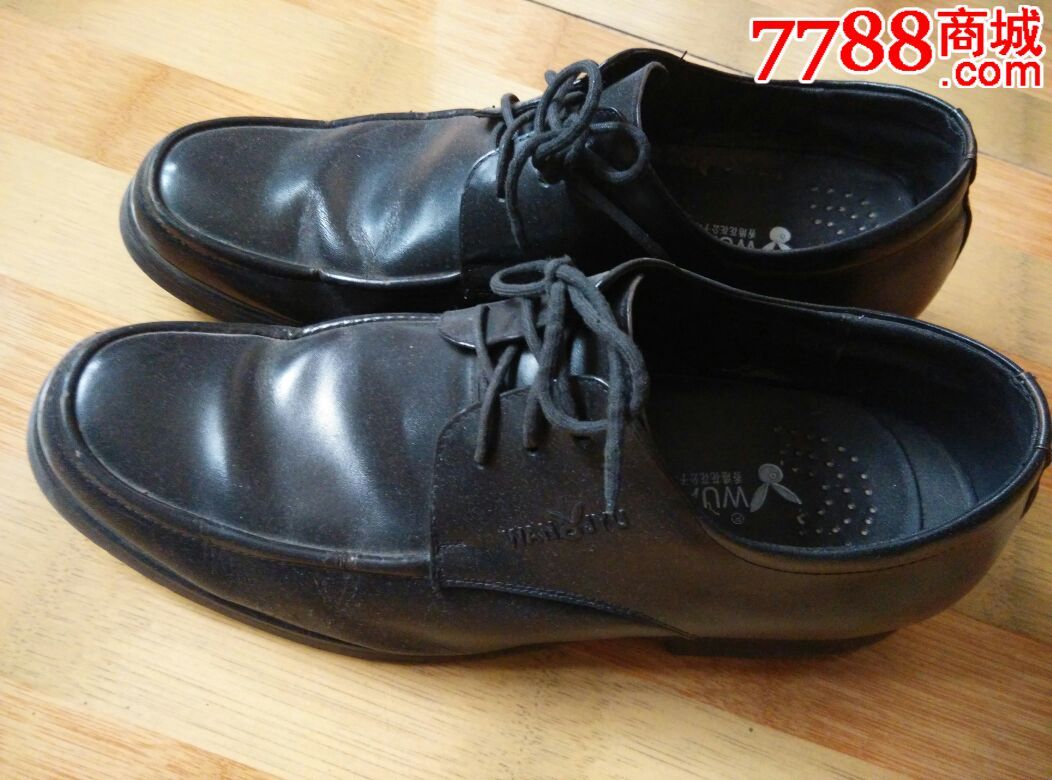 破旧穿过的现代增高男士穿过的臭皮鞋