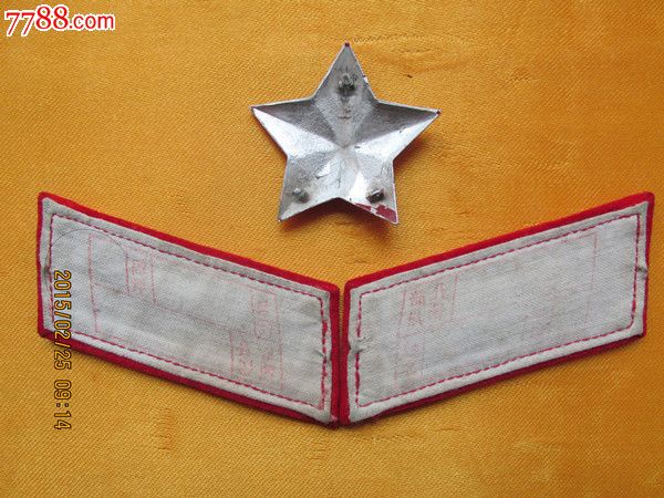 65式3点挂帽徽,红线边领章一组