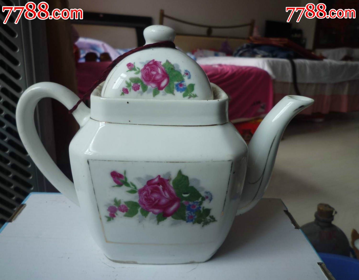 五十年代景德镇灯笼款花卉茶壶