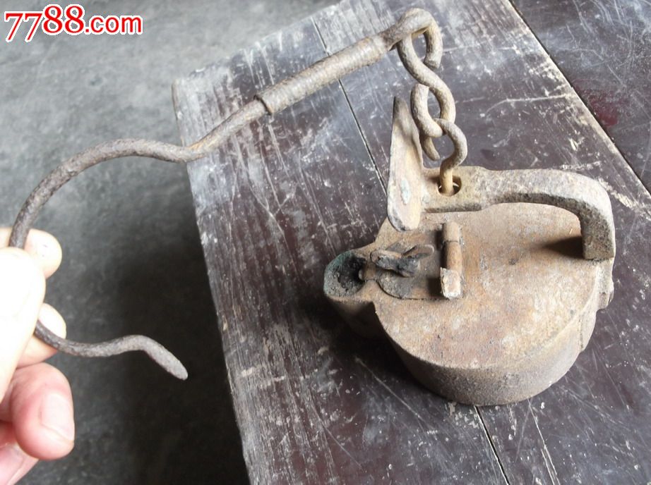 罕见挂勾式铁油灯