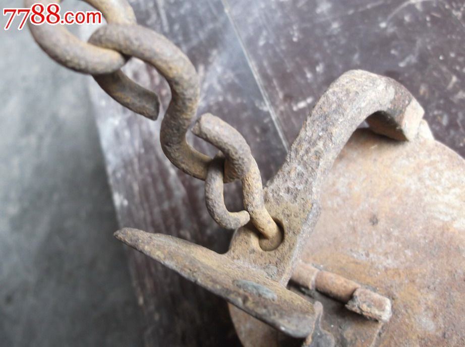 罕见挂勾式铁油灯