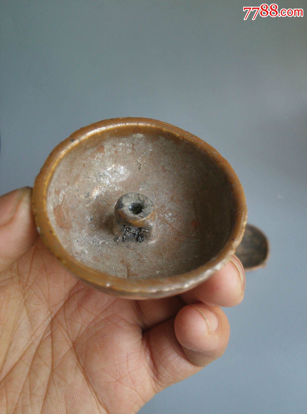 出土宋代油灯三只