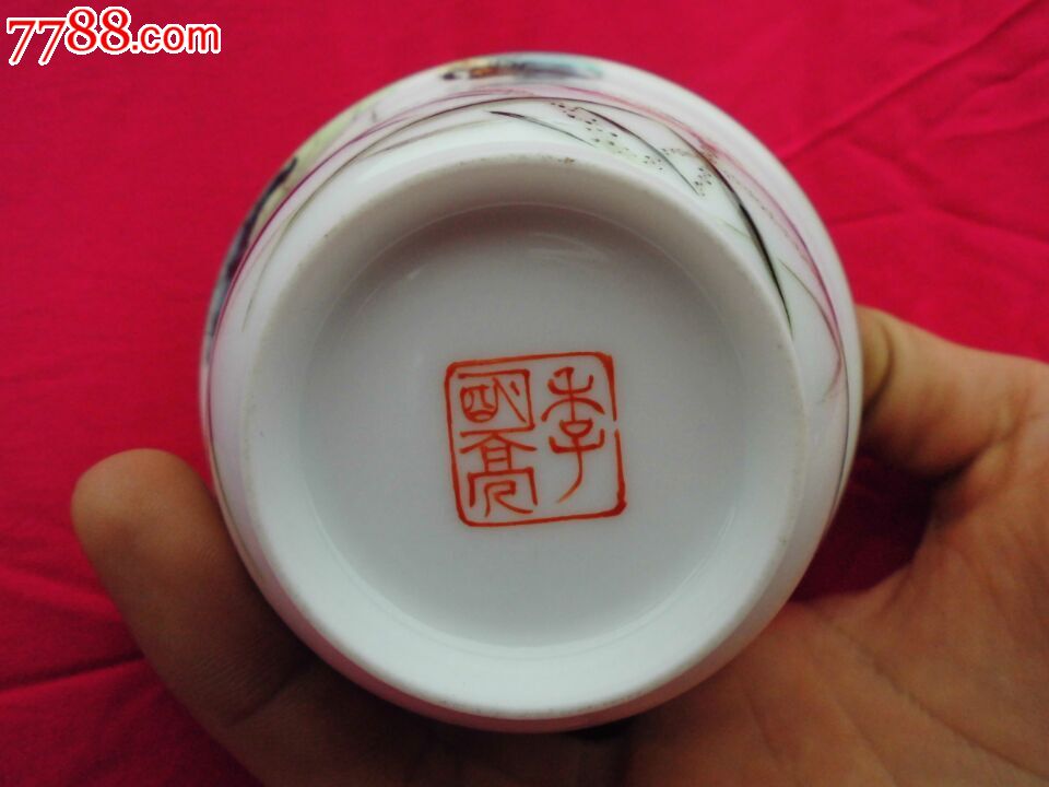 粉彩草虫手绘茶杯(落款李明亮)