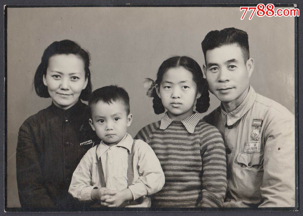 早期军人一家四口,照片拍的真好