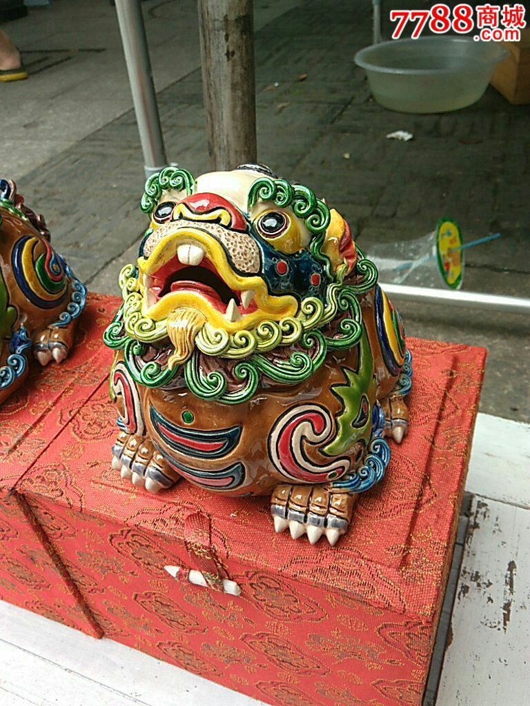 彩雕狻猊熏香炉