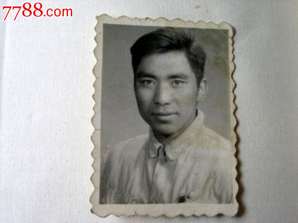 老照片收藏150823-50年代带徽章浓眉大眼干部4.5-3.2cm