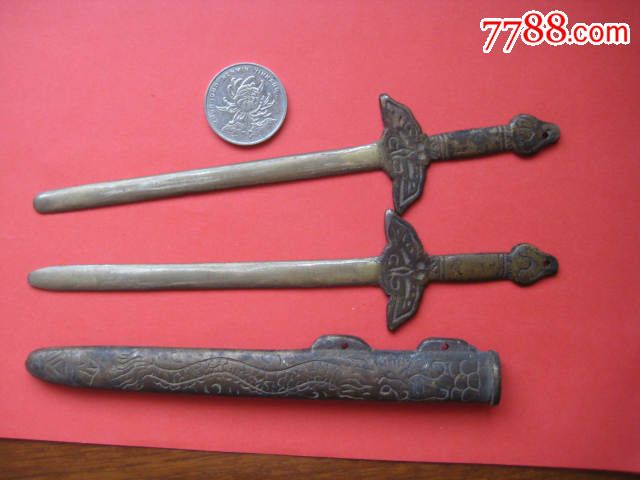 一把包老的剑柄带刻花的雌雄双股剑