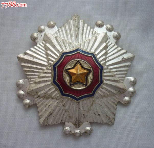 朝鲜三级军事勋章图片