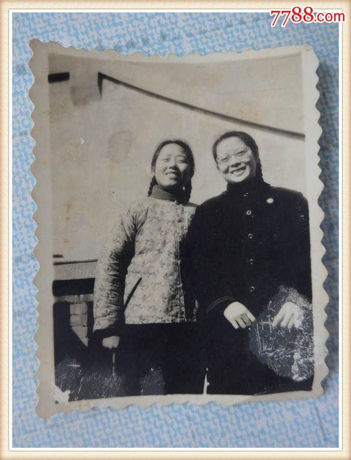 黑白老照片:五十年代两个女知识青年合影(货号:2015815)