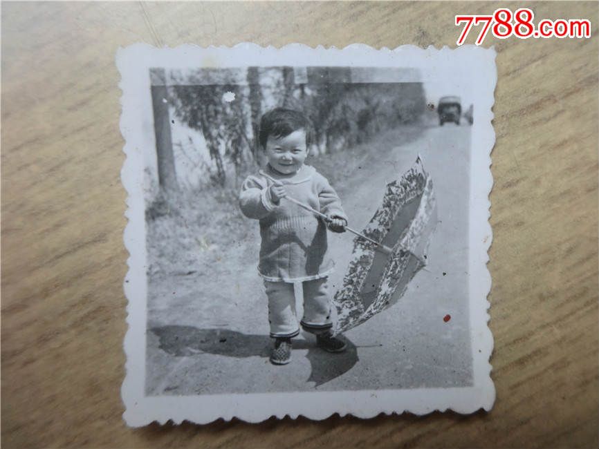 黑白老照片:可爱小女孩打洋伞留影(货号:2015815)(图)