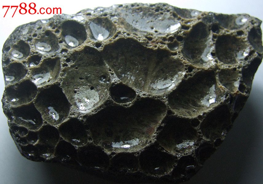玻璃陨石[雷公墨]产地:广东茂名电白县水东镇重量:233.5g