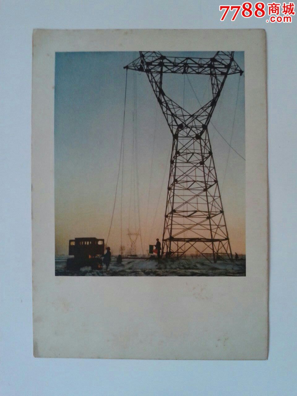 我国新建的一条二十二万伏超高压送电线路