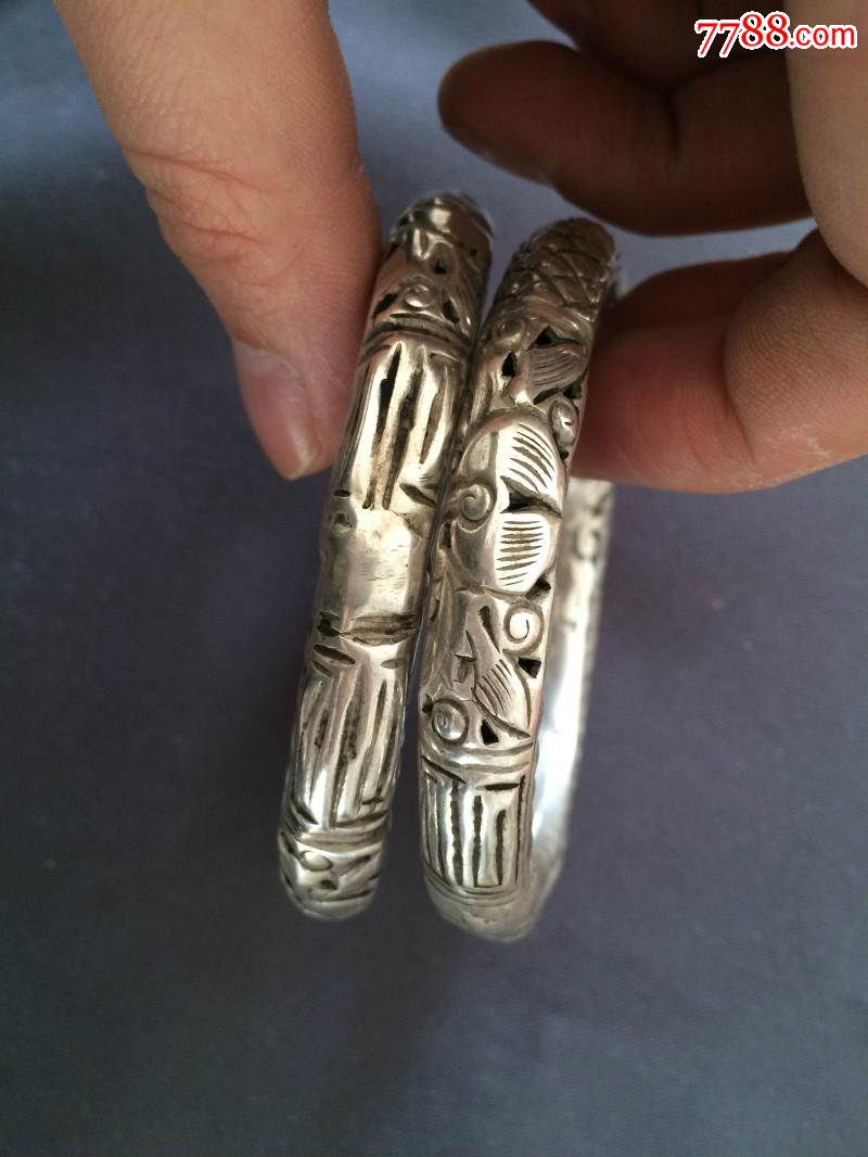 刚从农村淘来很少见的老银子手镯一对,保真包老