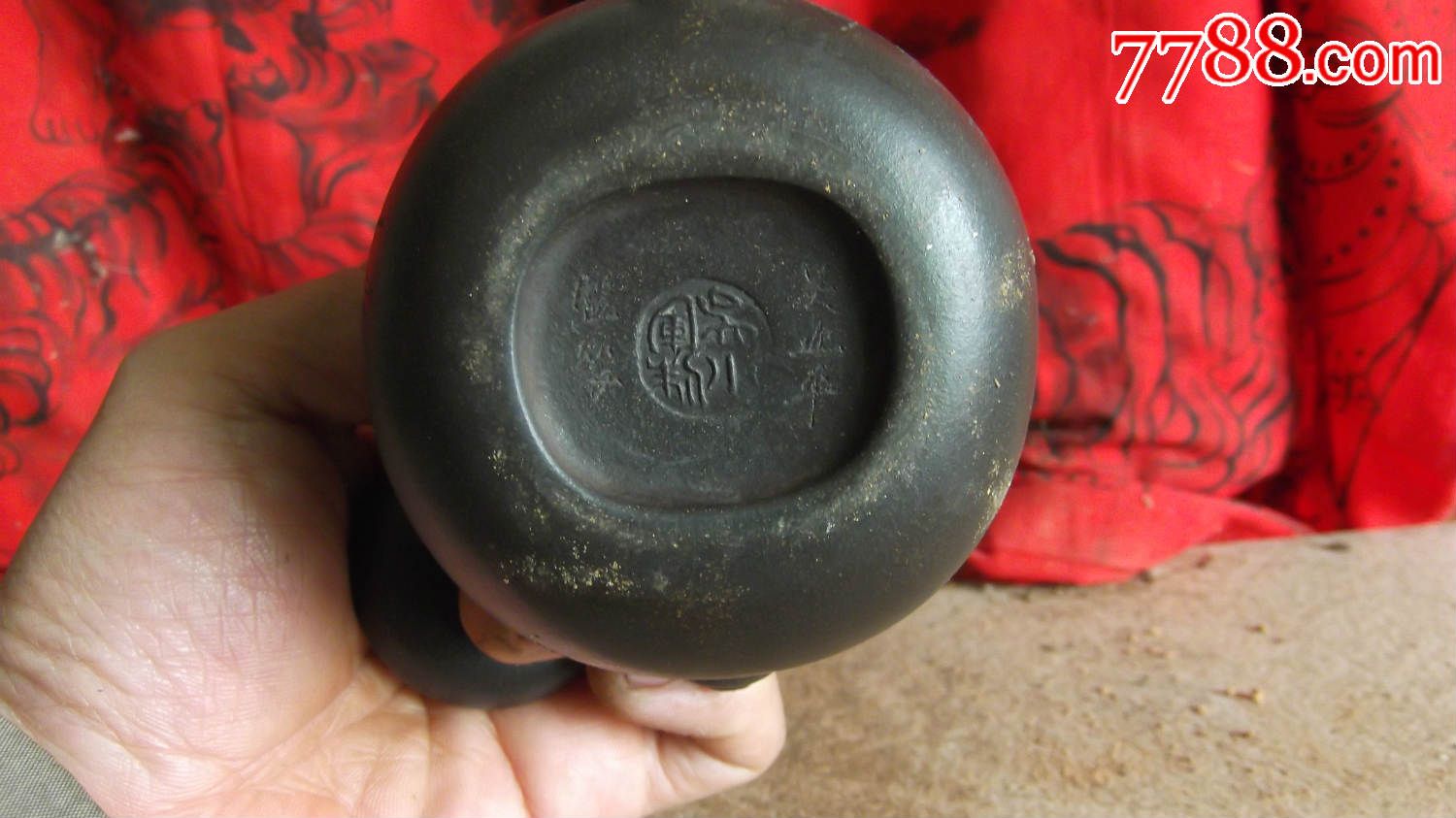 名家紫砂壶,吴亚平监制,作于集艺斋,雕工一流,盖子小瑕疵