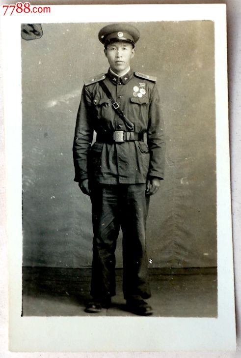 建国初戴军功章的解放军军官