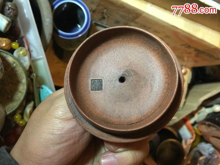 民间收朱泥老紫砂壶,底款"吴汉文",造型古雅,胎质匀润,刻有诗文,小