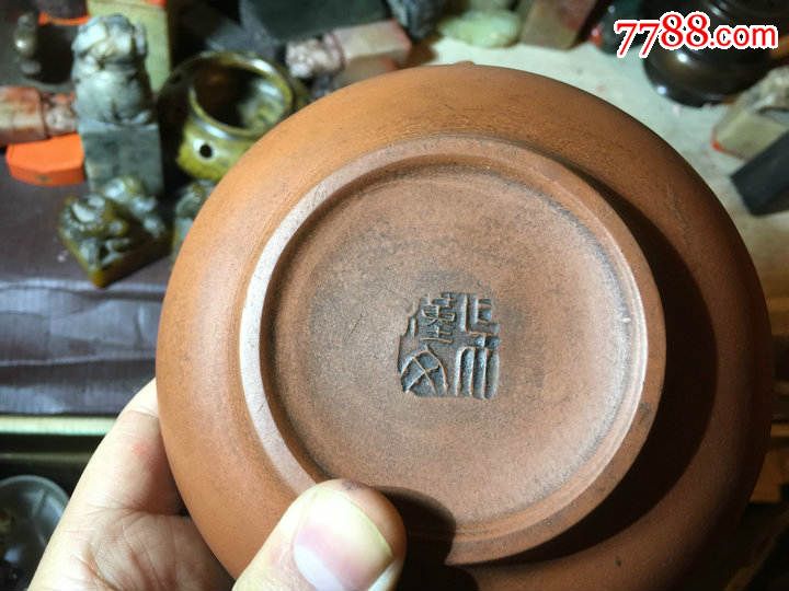 收朱泥老紫砂壶,底款"吴汉文",造型古雅,胎质匀润,刻有诗文,小名家