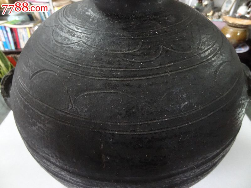 朝鲜李朝末期双耳大肚型老黑陶罐陶器四周雕刻纹饰