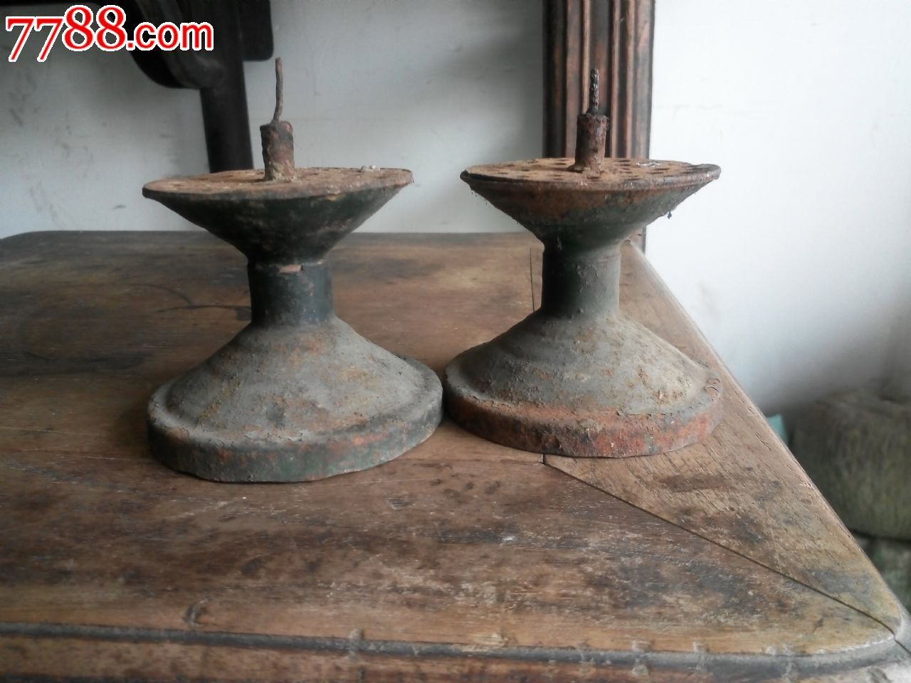 民国铁制折腰老蜡台一对祭祀用具蜡烛台民俗老灯具收藏摆件包老