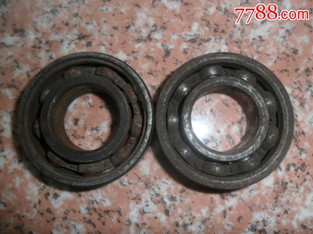 旧钢铁轴承2个