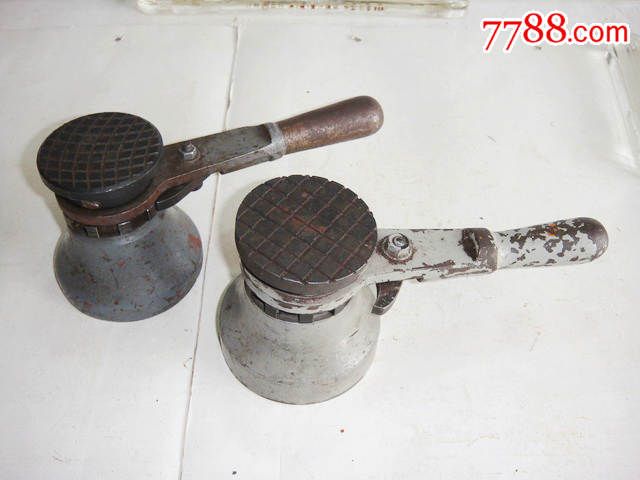 老式千斤顶一对