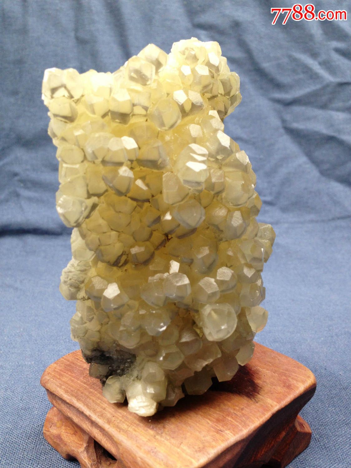 金色十二面体结晶簇方解石