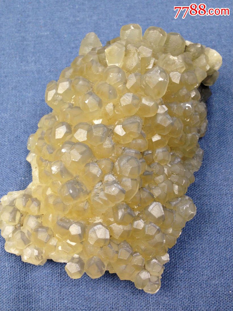 金色十二面体结晶簇方解石