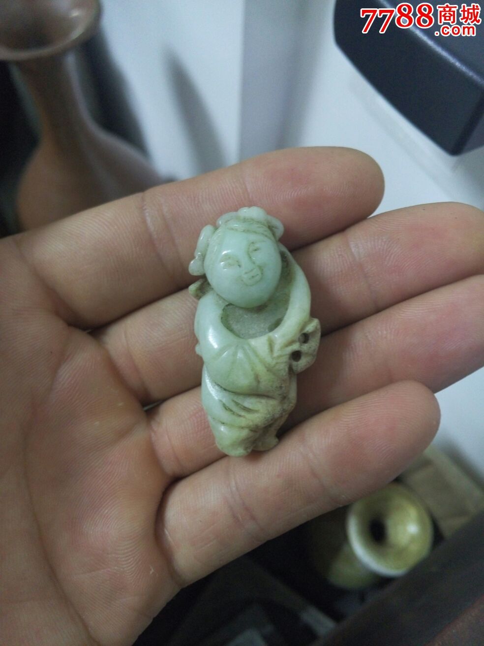 雕工精美的清代翡翠娃娃