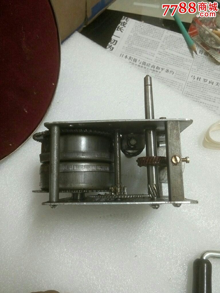 手摇留声机机芯 机头 发条及飞轮完好 带唱盘摇把 主轴电木齿轮有问题