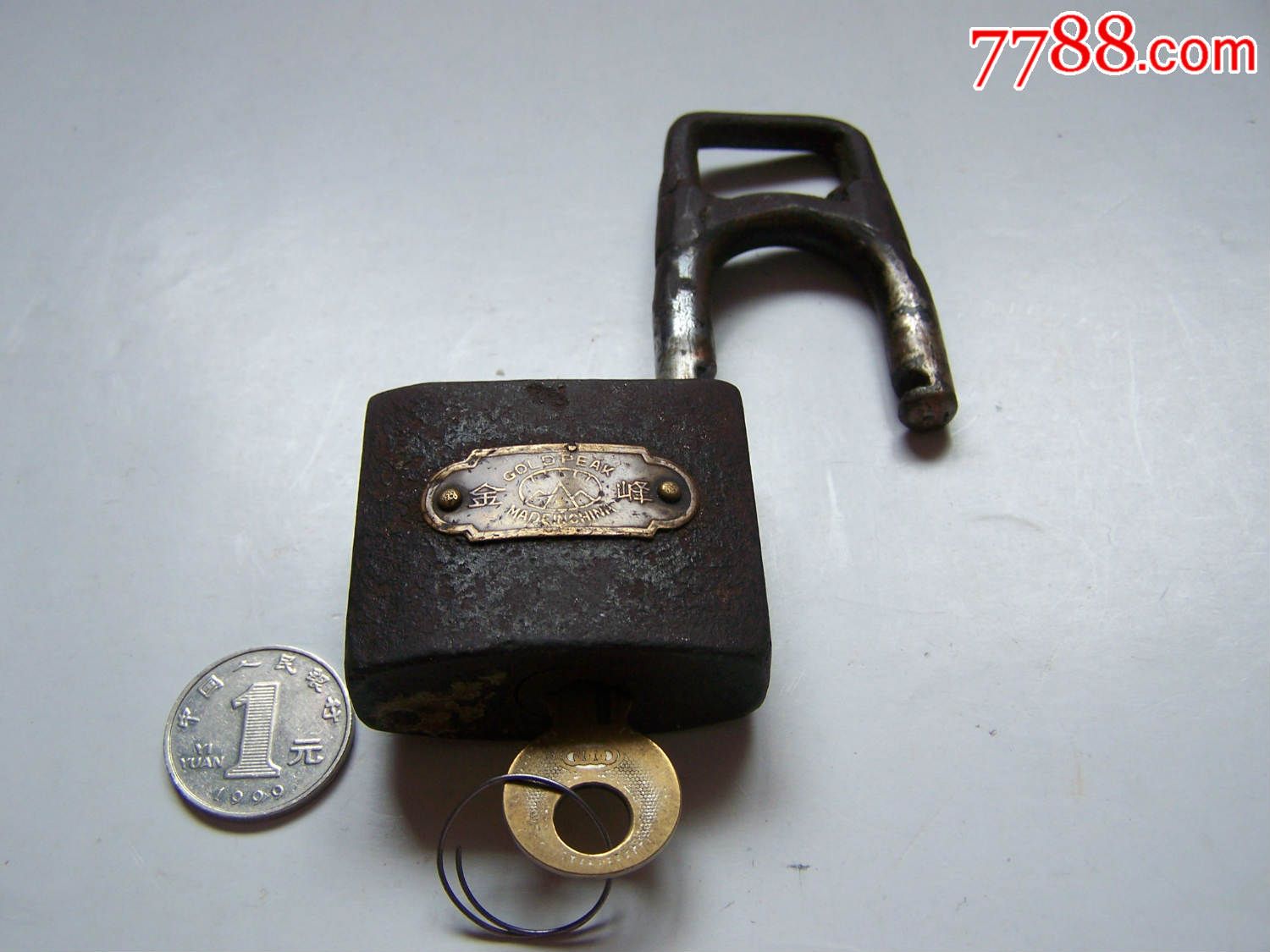 老金峰牌,锁柄很特别老锁,有钥匙,完好,点图可放大,已售