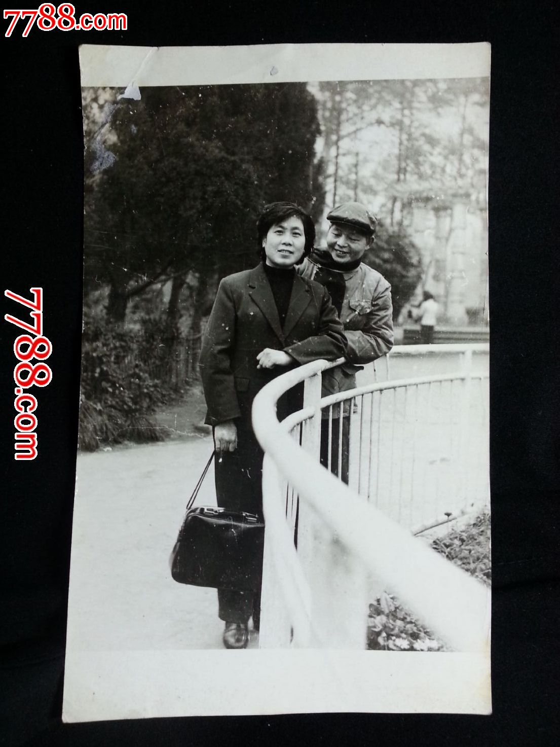 八十年代老照片:恩恩爱爱老夫妻【尺寸20.0x15.0公分】!