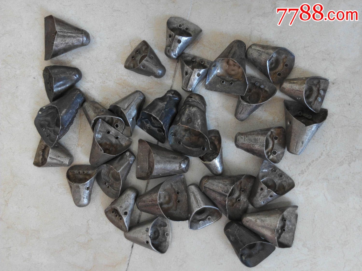 帽饰上的小银人