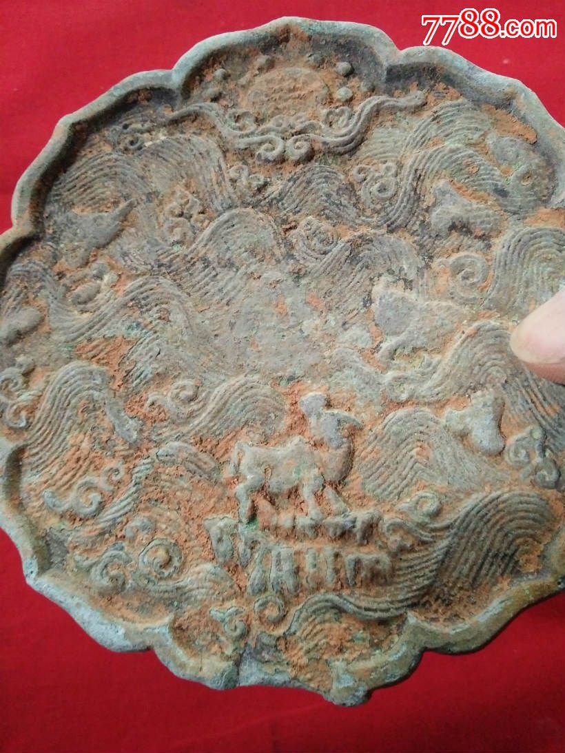 八面莲花瓣形青铜镜,有铭文,图饰