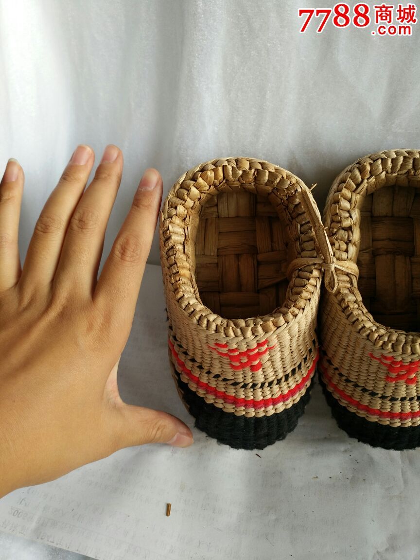 手工编织儿童草鞋