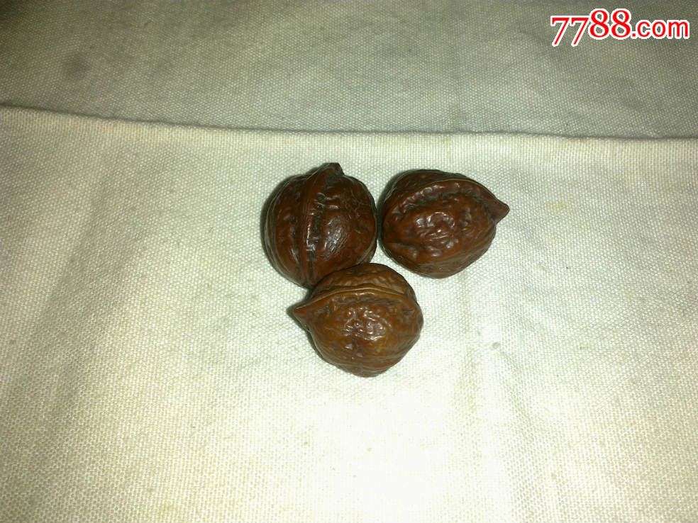 民国文玩小鸡嘴核桃三件一套