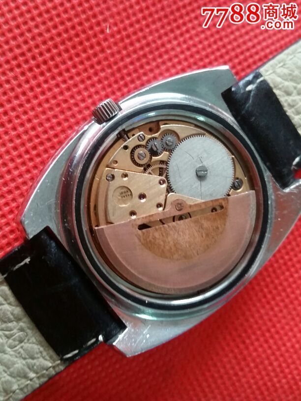 欧米茄全自动双历机械腕表,搭载经典的1020玫瑰色机芯