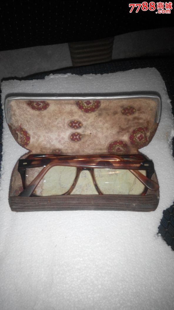 300度老花镜一副