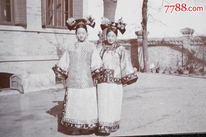 清代两名清朝朝廷里的宫女原版蛋清老照片旧相片典型头饰旗头