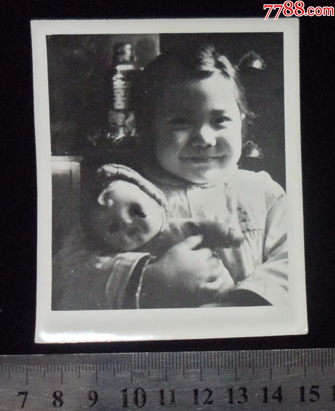 抱洋娃娃的女孩