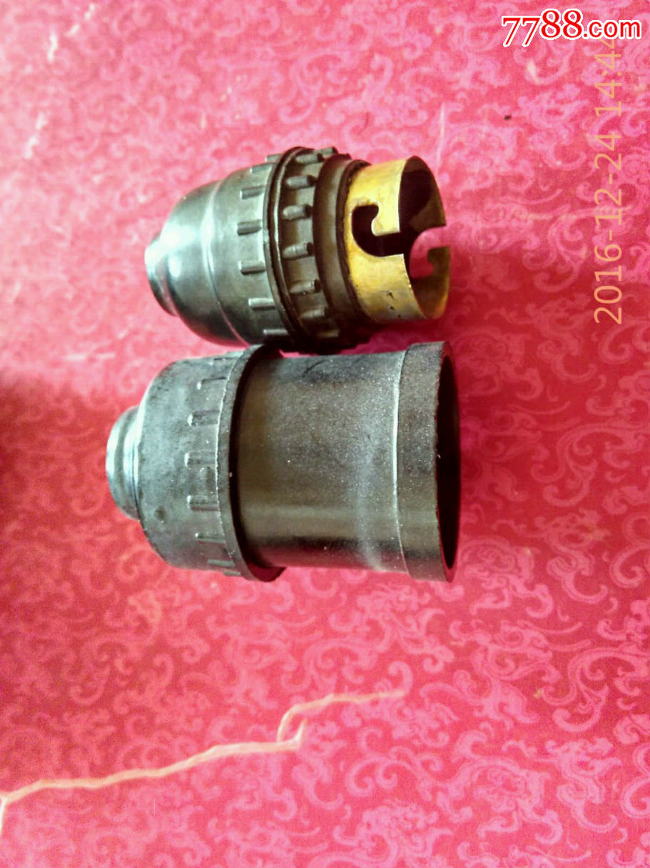 文革时期的螺口/卡口灯头各一个