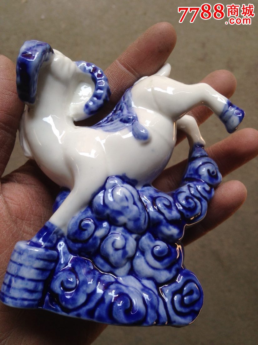 下乡收货老厂瓷青花腾云驾雾羊摆件