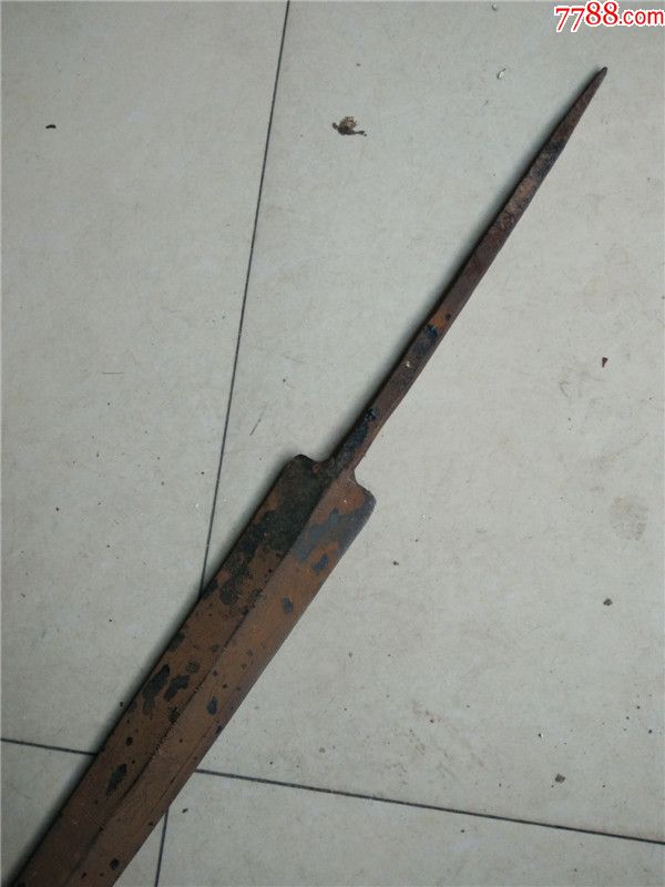 品相特好刻有字和图案的老剑条