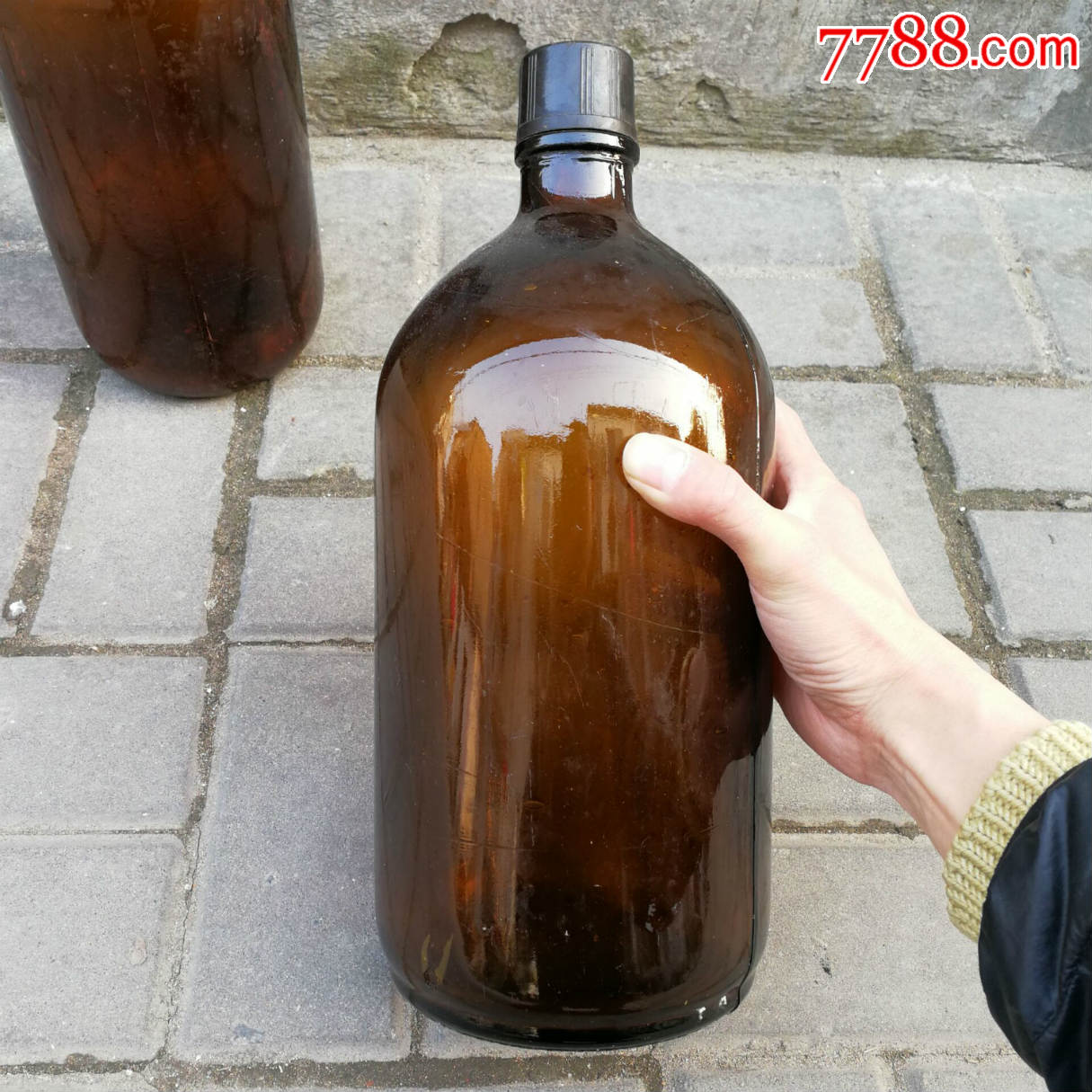 两个超大玻璃药瓶【中英药厂和中西大药房制药厂】