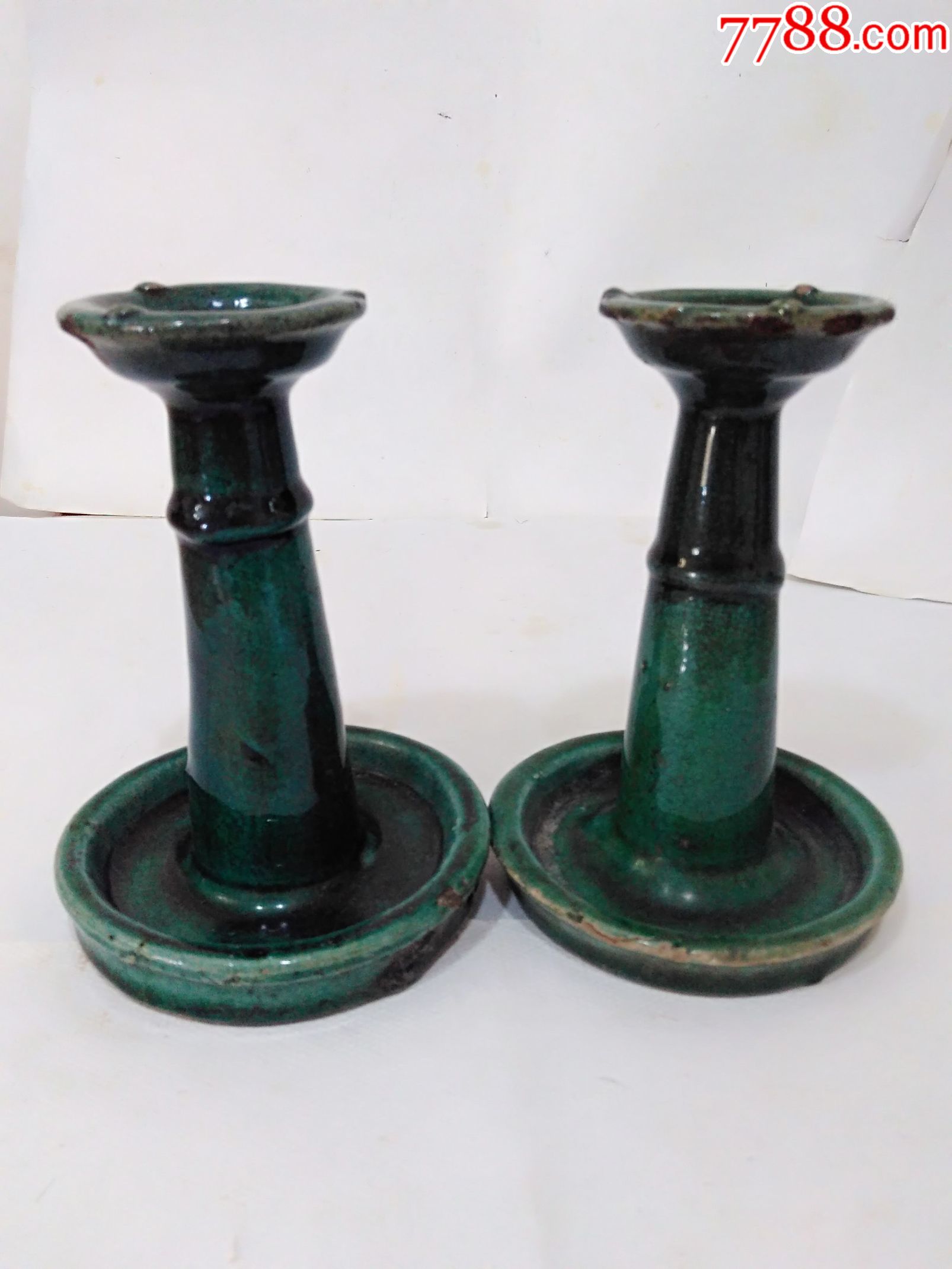 545民国绿釉烛台(油灯)2个,高15.5厘米,底9.5厘米,口径6.3厘米