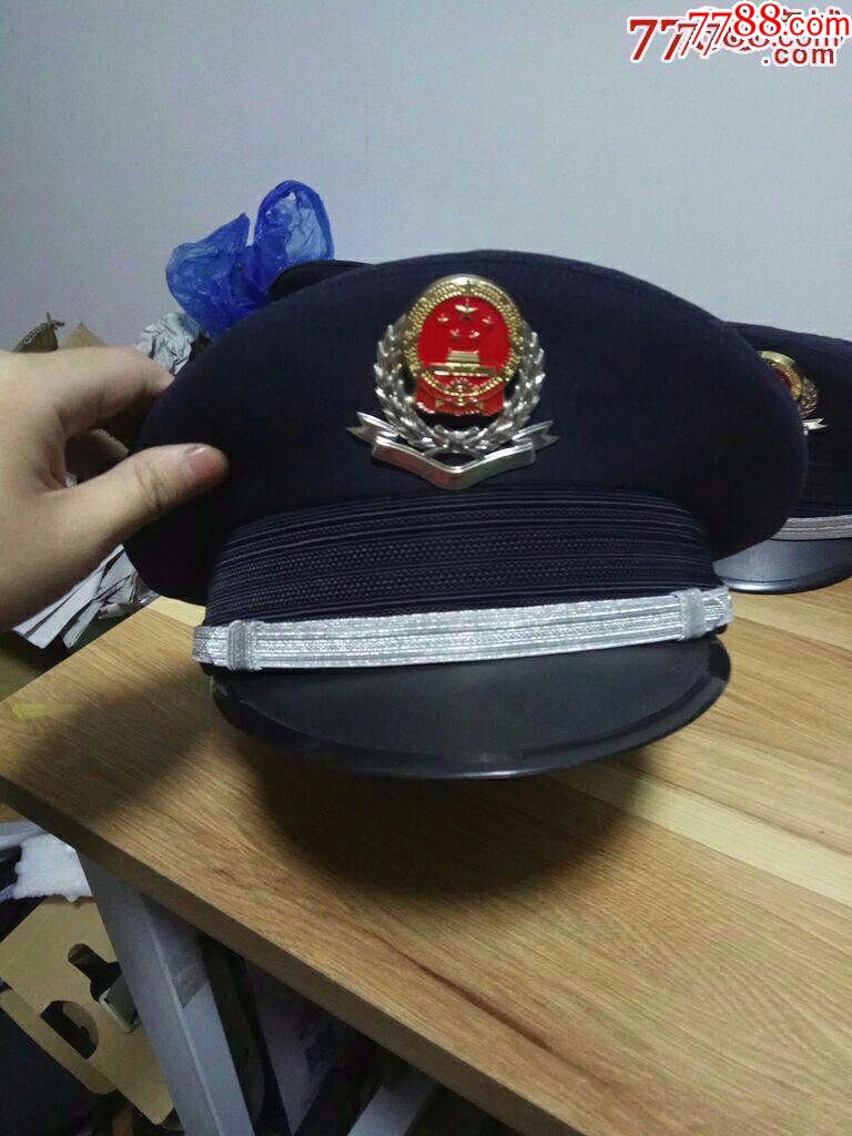 税务大檐帽三顶