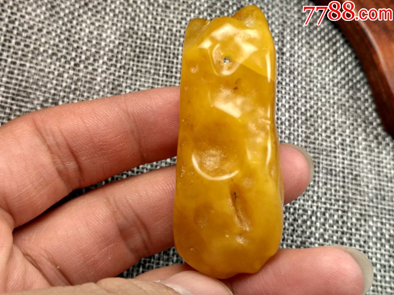 鸡油黄原皮蜜蜡吊坠