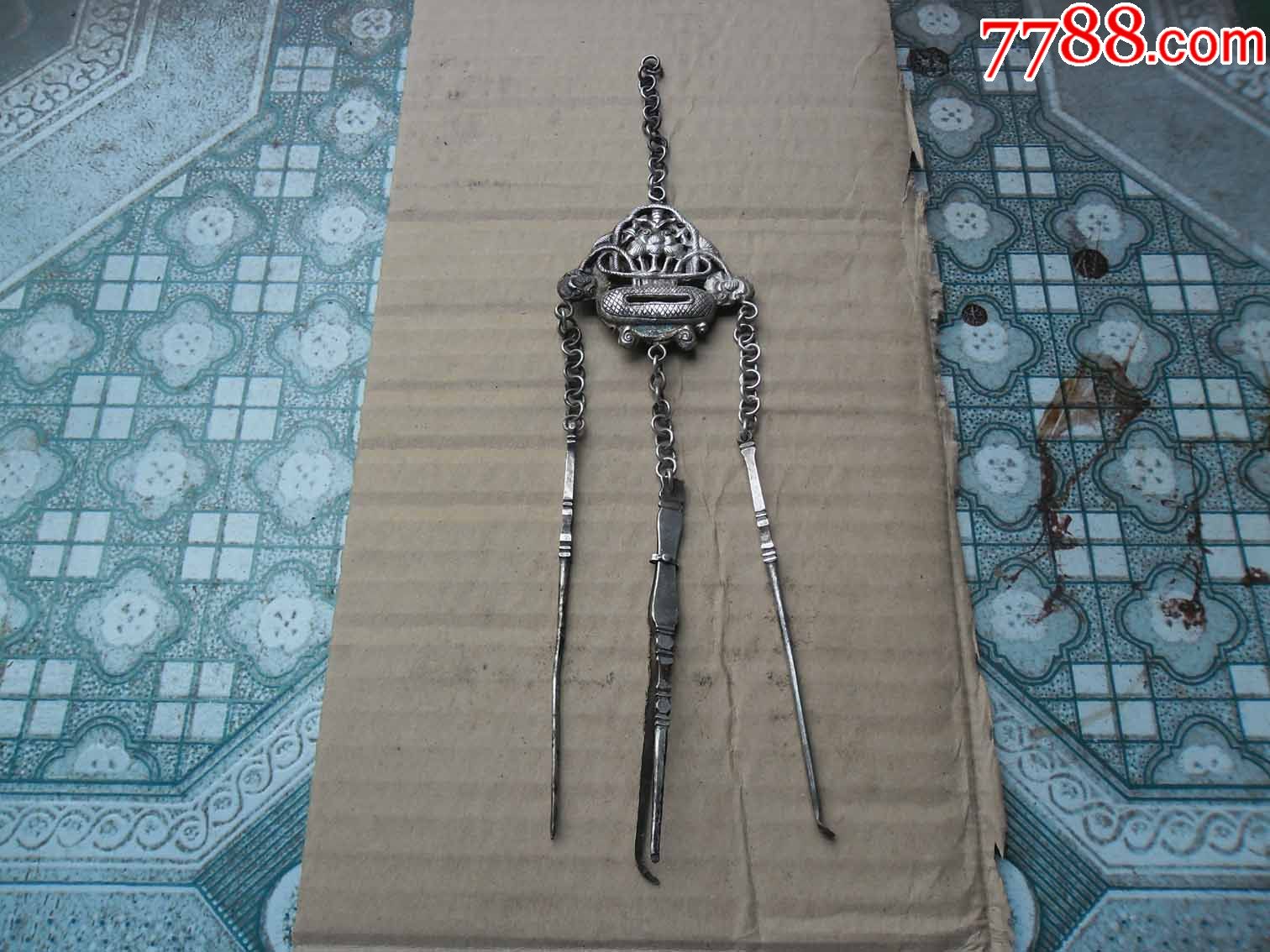 银饰件一套,牙签,耳勺,镊子,高23厘米,36.5克