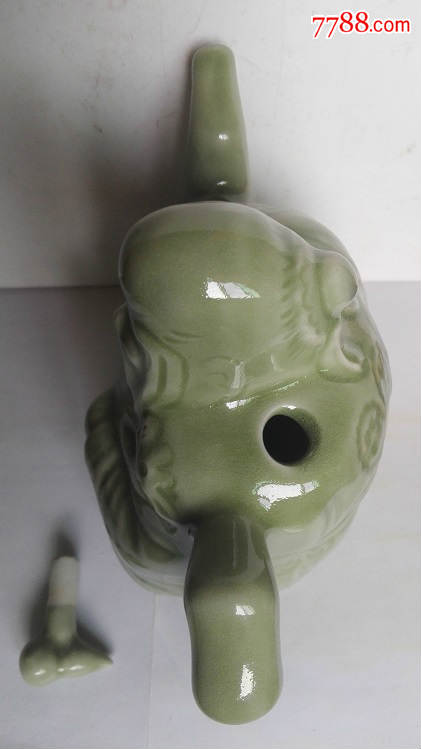 耀州窑青瓷;良心壶(此壶按住壶把手上,下不同的壶孔可倒出2种不同的酒