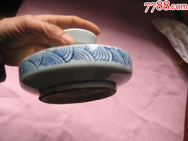 一个保存完好的清中期带官服海浪纹的青花灯盏